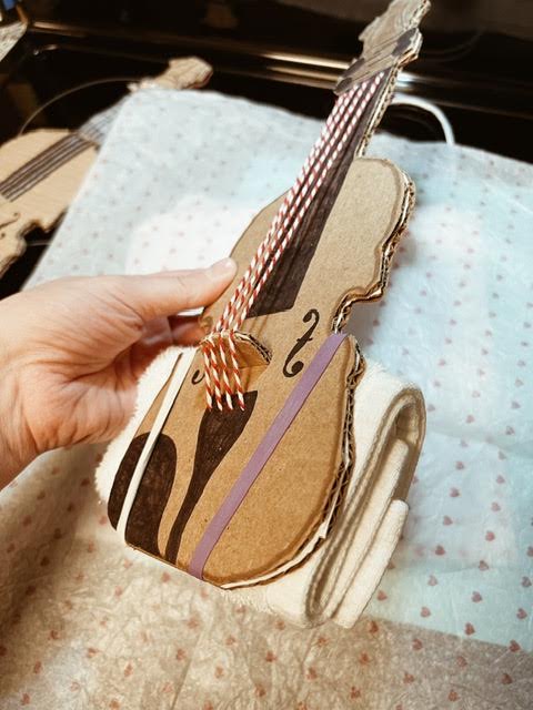 shoulder rest for cardboard violin or viola